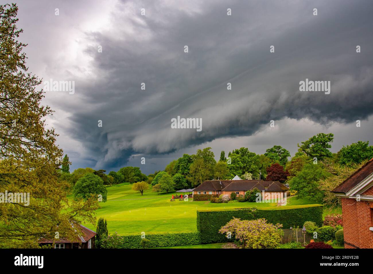 Incredibile formazione di nubi di scaffali Arcus durante la tempesta a Reading, Berkshire, Regno Unito Foto Stock