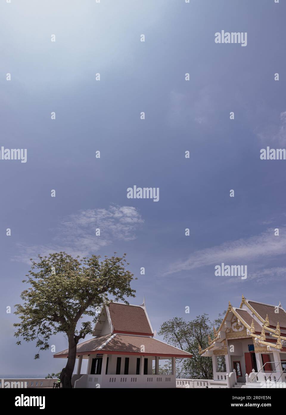 Nakhon Sawan, Thailandia 24 aprile 2023 - il famoso tempio di Woranat Banphot o Wat Khao Kob Viewpoint che ha lo sfondo del cielo. Il tempio si trova Foto Stock