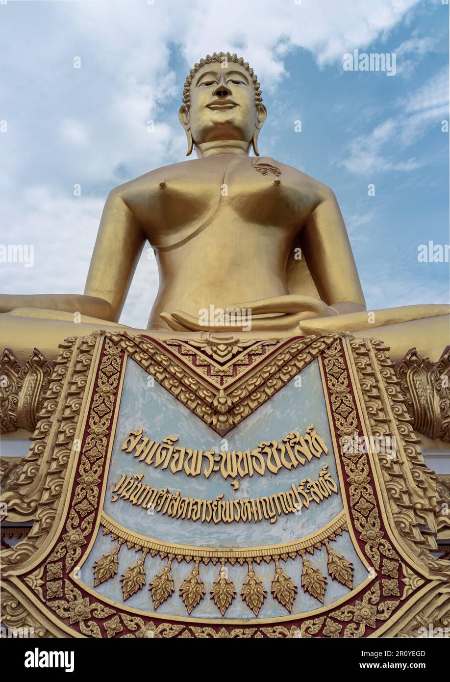Nakhon Sawan, Thailandia 24 aprile 2023 - il Buddha Sacro è chiamato 'Phra Buddhachinnasi' nel Tempio di Wat Khiriwong, che ha lo sfondo blu del cielo. Il Foto Stock
