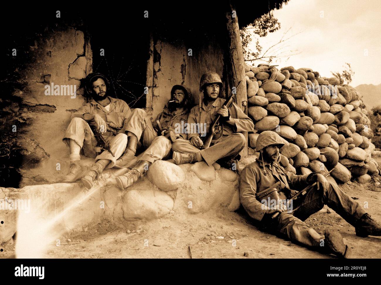 Marines della prima divisione Marine relax da una capanna di coreani dopo la distruzione di un cecchino nemico alloggiato lì. Settembre 24, 1951. Foto di Sgt. Frank W. Sewell. (Marine Corps) Foto Stock