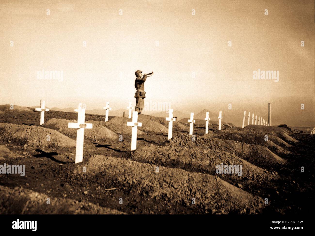 Cpl. Charles Price suoni "taps" sopra le tombe dei caduti Leathernecks durante il memorial services presso la Prima Divisione Marine cimitero di Hungnam, a seguito della divisione della eroicità break-out dal serbatoio di Chosin. Dicembre 13, 1950. Foto di Cpl. W. T. Wolfe. (Marine Corps) Foto Stock