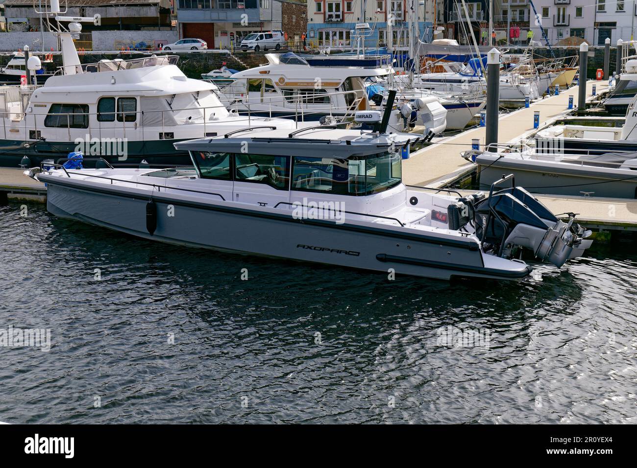 Intelligente e potente Axoparo Brabus 37 ormeggiato a Peel Harbour sull'Isola di Man Foto Stock