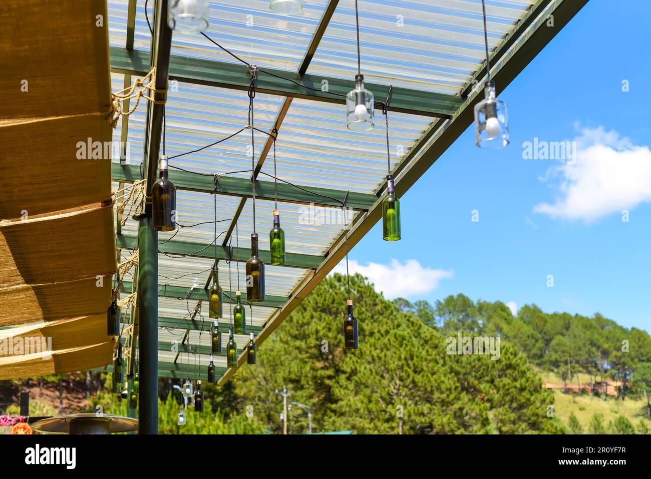 Decorazioni per lampade e illuminazione come bottiglie di vetro appese sotto il tetto Foto Stock