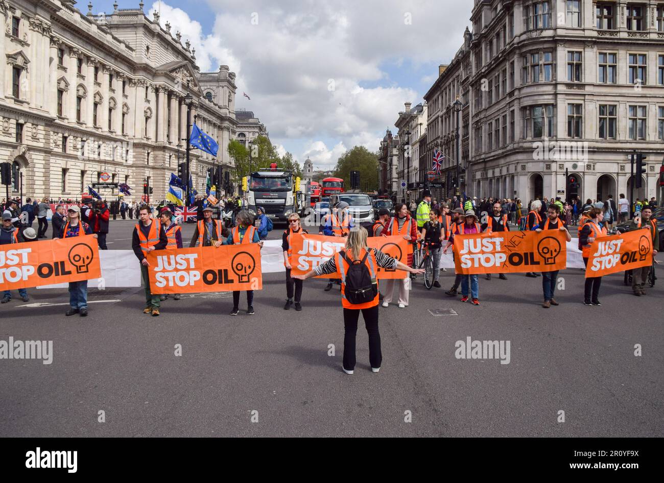 Londra, Regno Unito. 10th maggio, 2023. I manifestanti marciano con i banner Just Stop Oil durante la dimostrazione. Basta fermare gli attivisti del petrolio hanno bloccato il traffico in Piazza del Parlamento con una marcia lenta mentre il gruppo sul clima continua le loro proteste, chiedendo che il governo smetta di rilasciare nuove licenze per il petrolio e il gas. Credit: SOPA Images Limited/Alamy Live News Foto Stock