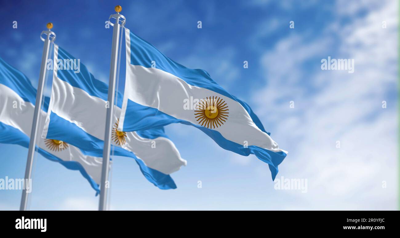 Tre bandiere argentine che tremano nel vento in una giornata di sole. Tre bande orizzontali blu e bianche uguali con il Sole di Maggio al centro. 3d illustrazione Foto Stock