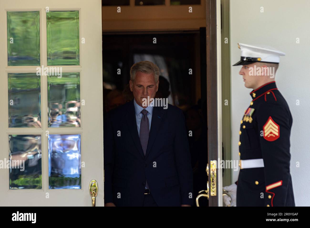 (230510) -- WASHINGTON, D.C., 10 maggio 2023 (Xinhua) -- il portavoce della Camera Repubblicana Kevin McCarthy esce dalla Casa Bianca dopo un alto meeting sul tetto del debito a Washington, DC, Stati Uniti, 9 maggio 2023. Repubblicani e democratici non sono neanche lontanamente vicini a un accordo dopo che un incontro di alto profilo sul tetto del debito non è riuscito a dare una svolta martedì, rischiando un default del debito che gli economisti avvertono potrebbe paralizzare l’economia statunitense e generare una crisi finanziaria. (Foto di Aaron Schwartz/Xinhua) Credit: Aaron Schwartz/Xinhua/Alamy Live News Foto Stock