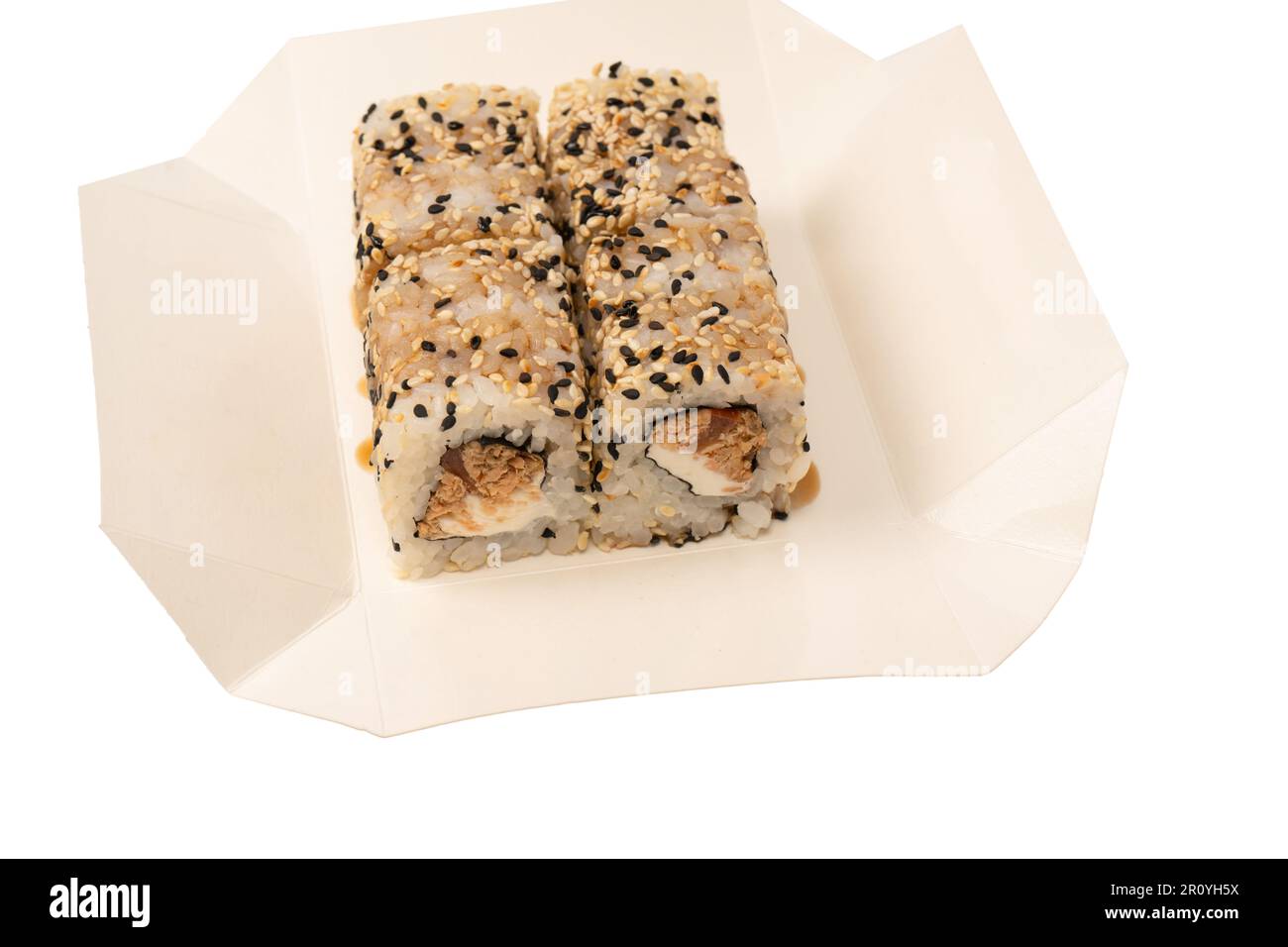 Sushi con formaggio cremoso e tonno isolato su fondo bianco. Foto Stock