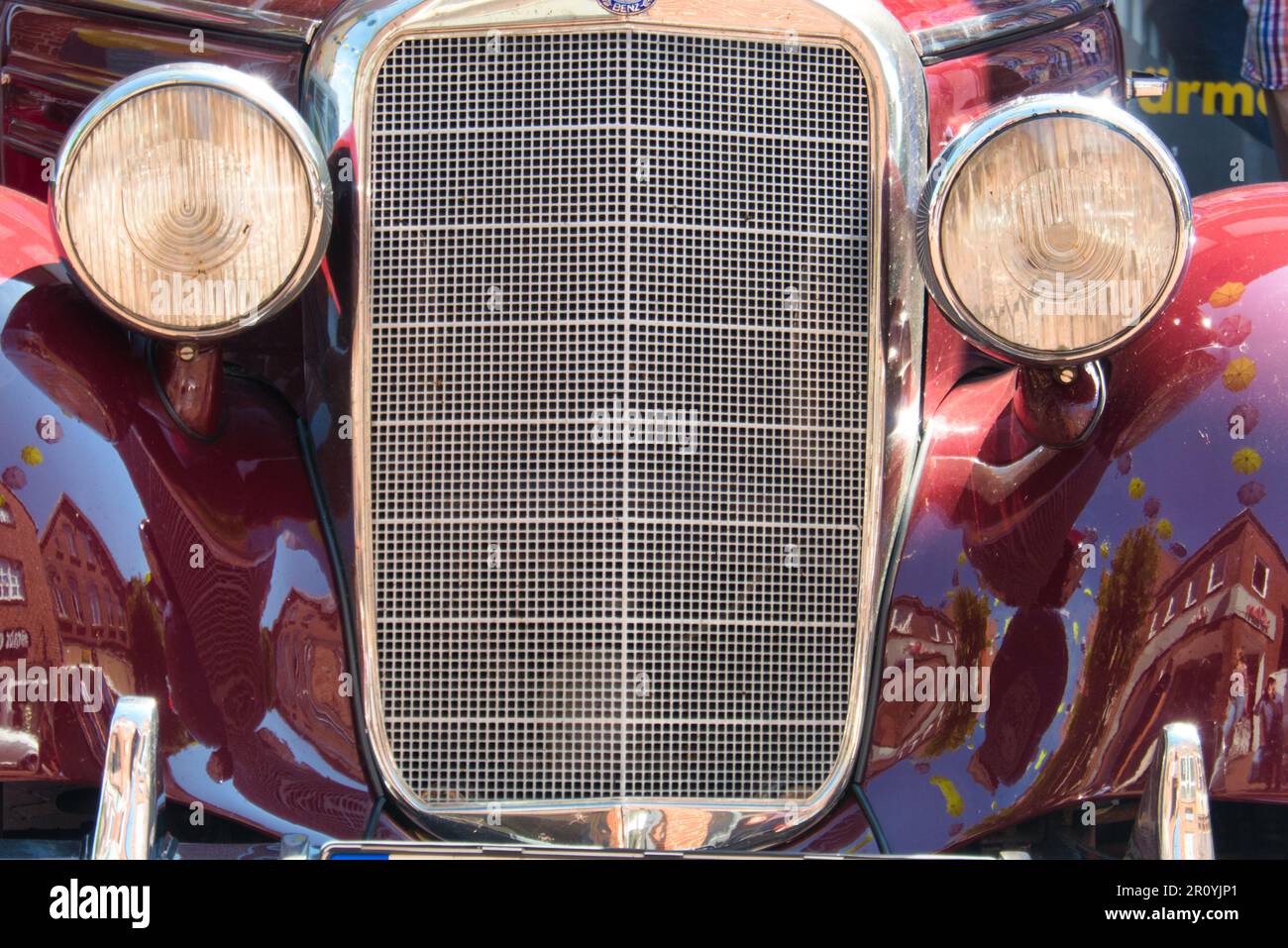 Auto classiche al sole, ricordi dei bei vecchi tempi./ Mercedes Benz vecchia rossa Foto Stock