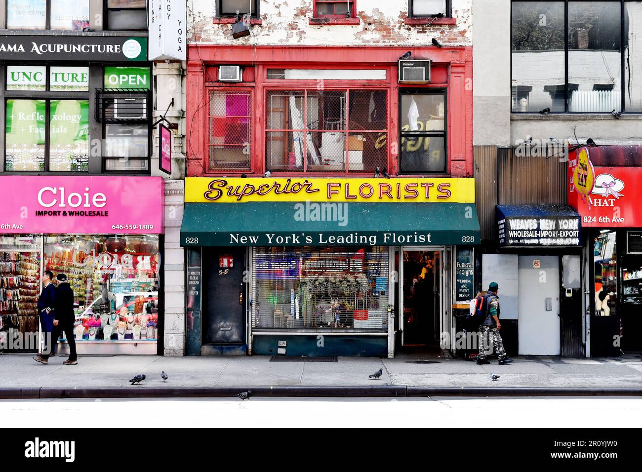 scena di strada classica di New York City con Superior Florists, una storica fioreria situata all'828 della 6th Avenue a Manhattan - USA Foto Stock