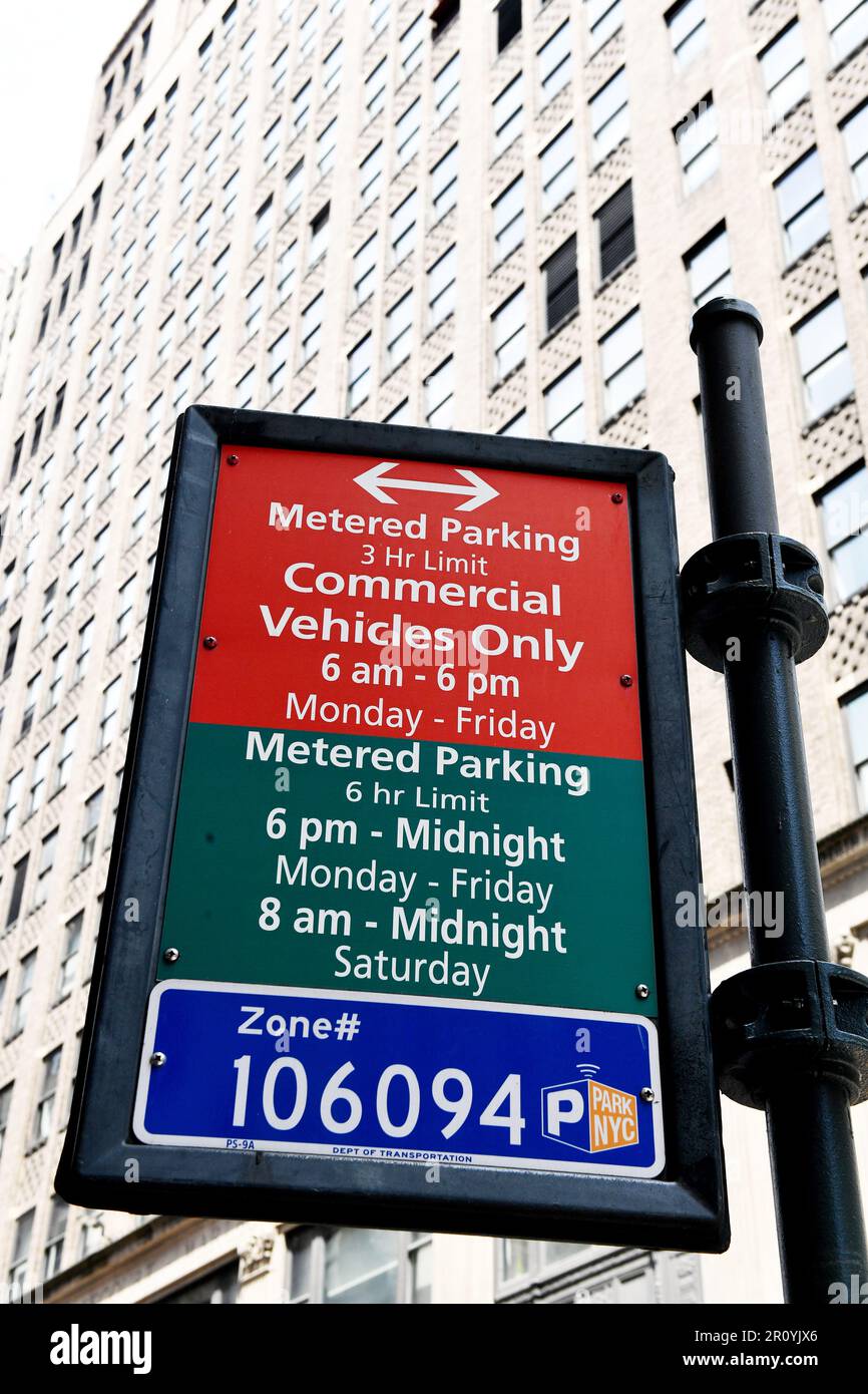 Cartello di parcheggio con misurazione - Street Scene New York City - USA Foto Stock