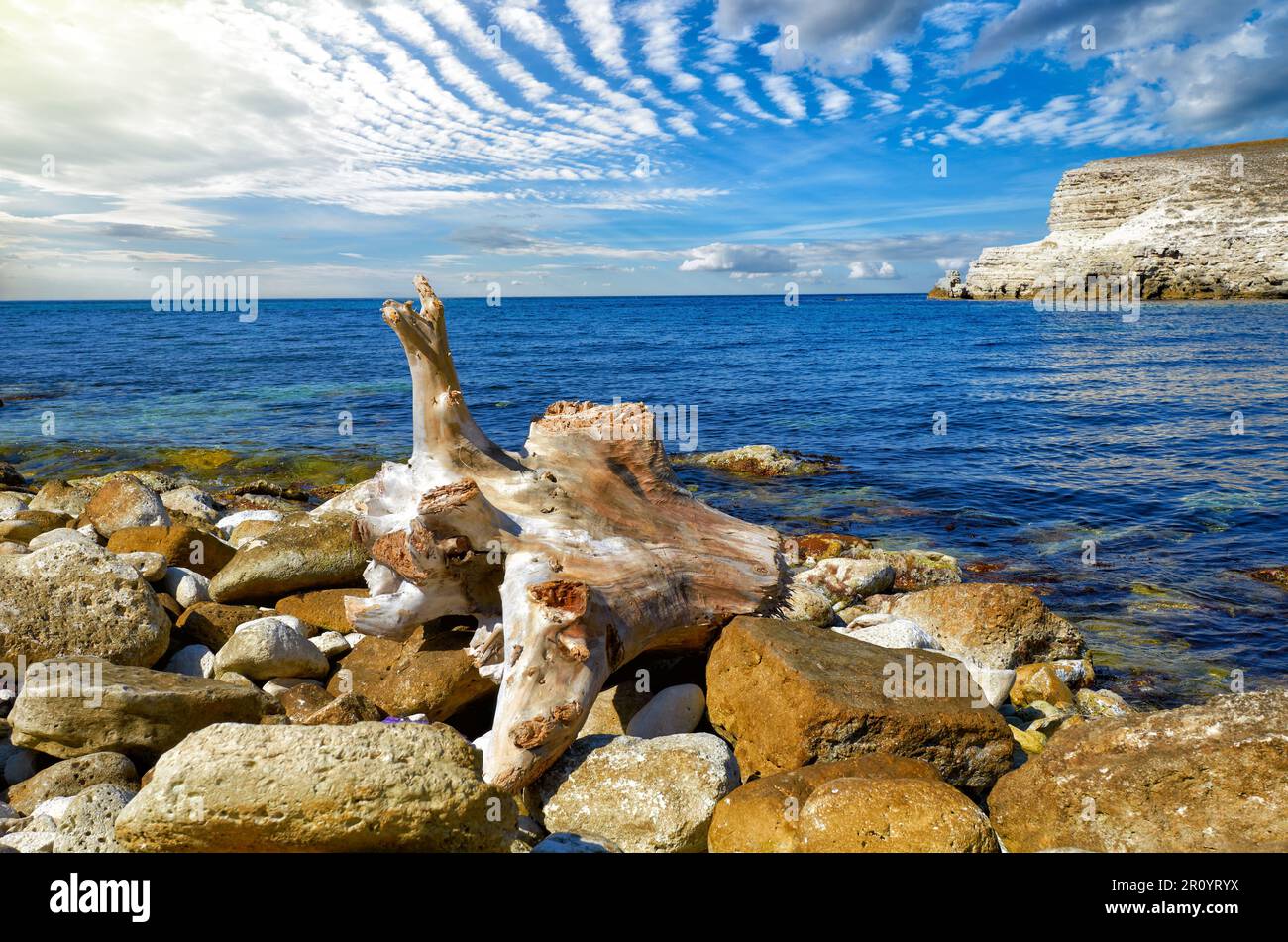 Giornata di sole nella pittoresca Grande Baia di Castel vicino al tratto di Dzhangul nella Crimea occidentale. Scenografico mare con acqua blu, rocce e zk testurizzato Foto Stock
