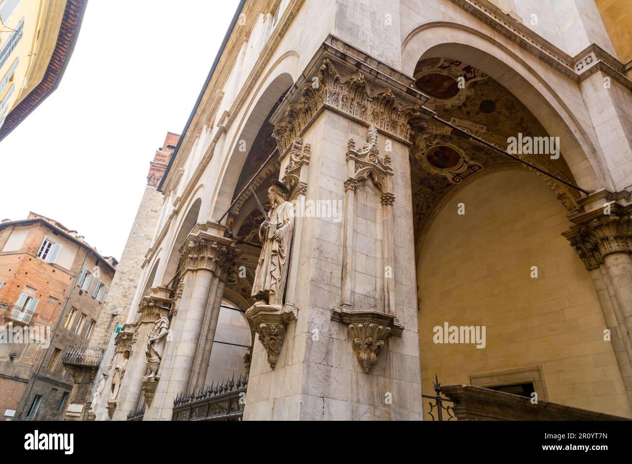 Siena, Italia - Apr 7, 2022: La Loggia della Mercanzia, detta anche dei Mercanti o di San Paolo, si trova sul retro di Piazza del campo a Siena, Foto Stock