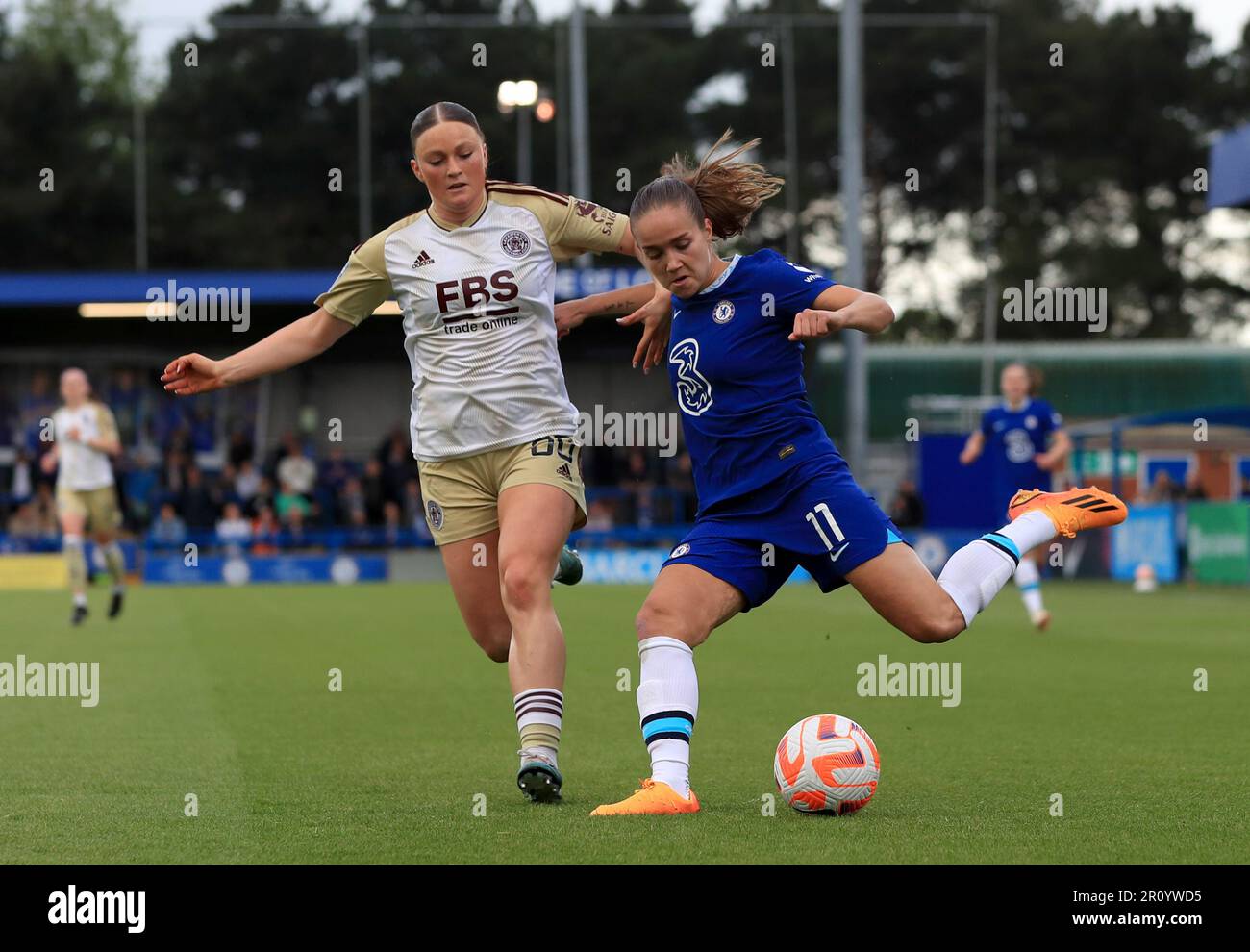 Il Ruby Mace di Leicester City (a sinistra) e il Guro Reiten di Chelsea combattono per la palla durante la partita della Super League delle donne di Barclays a Kingsmeadow, Kingston upon Thames. Data immagine: Mercoledì 10 maggio 2023. Foto Stock