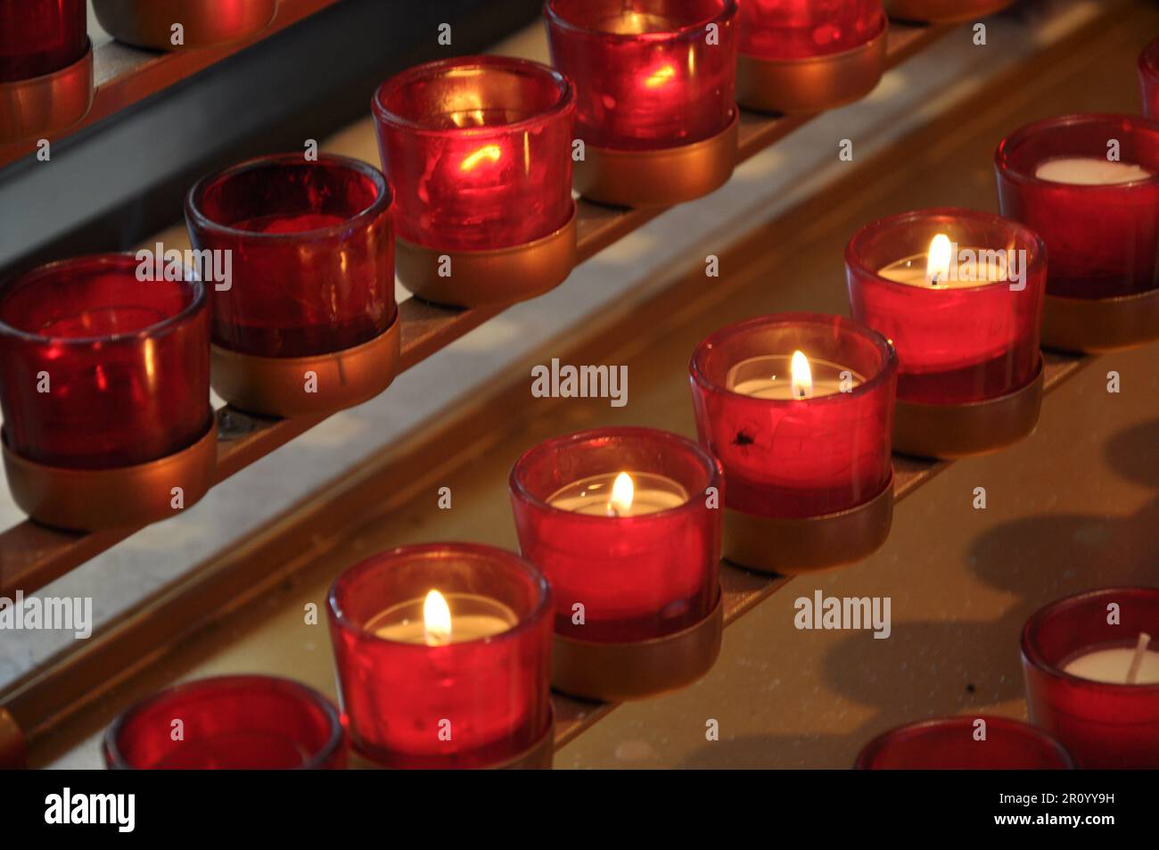 Piccole candele rosse nella chiesa greco-ortodossa Foto Stock