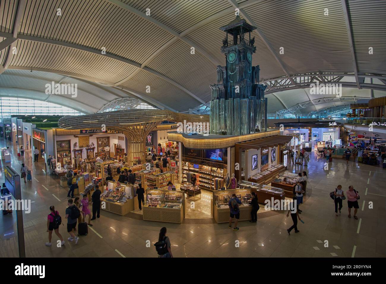 L'aeroporto internazionale di Bali, conosciuto anche come l'Aeroporto Internazionale di Bali Ngurah Rai o l'Aeroporto di Denpasar. Foto interna che mostra negozi duty free Foto Stock