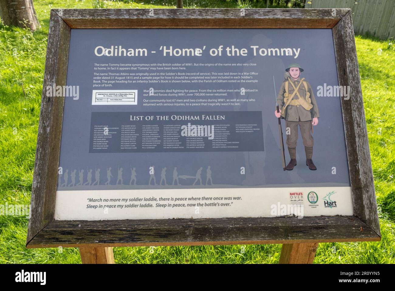 Odiham Community Peace Garden in onore delle forze armate in Hampshire, Inghilterra, Regno Unito. Un avviso sulla storia di Odiham come la casa della Tommy Foto Stock