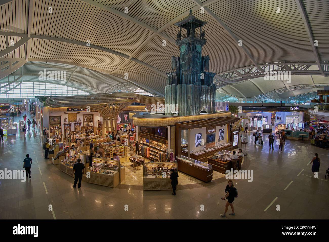 L'aeroporto internazionale di Bali, conosciuto anche come l'Aeroporto Internazionale di Bali Ngurah Rai o l'Aeroporto di Denpasar. Foto interna che mostra negozi duty free Foto Stock