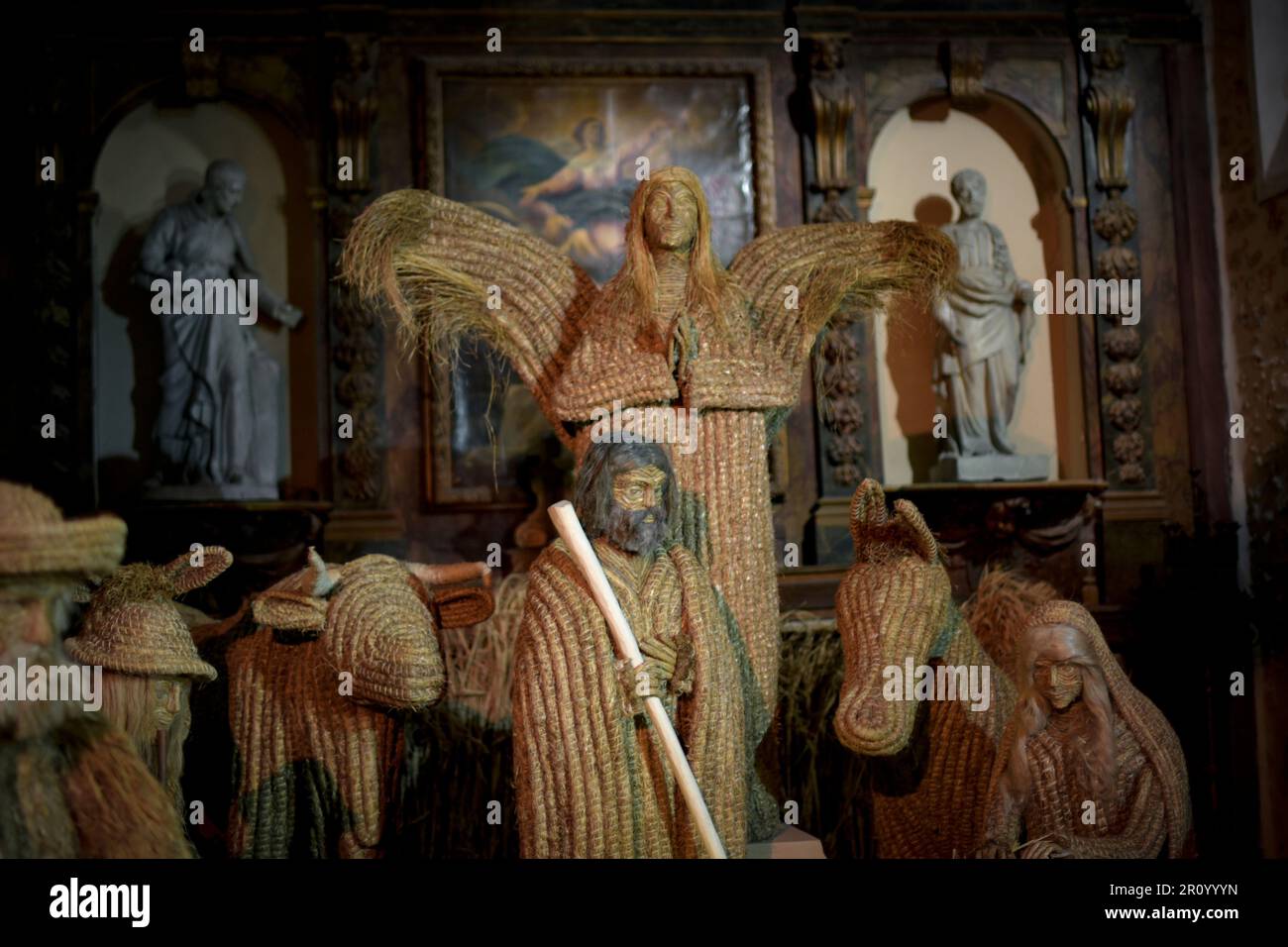 Vista di una bella presepe paglia all'interno di una chiesa a Natale in Francia Foto Stock