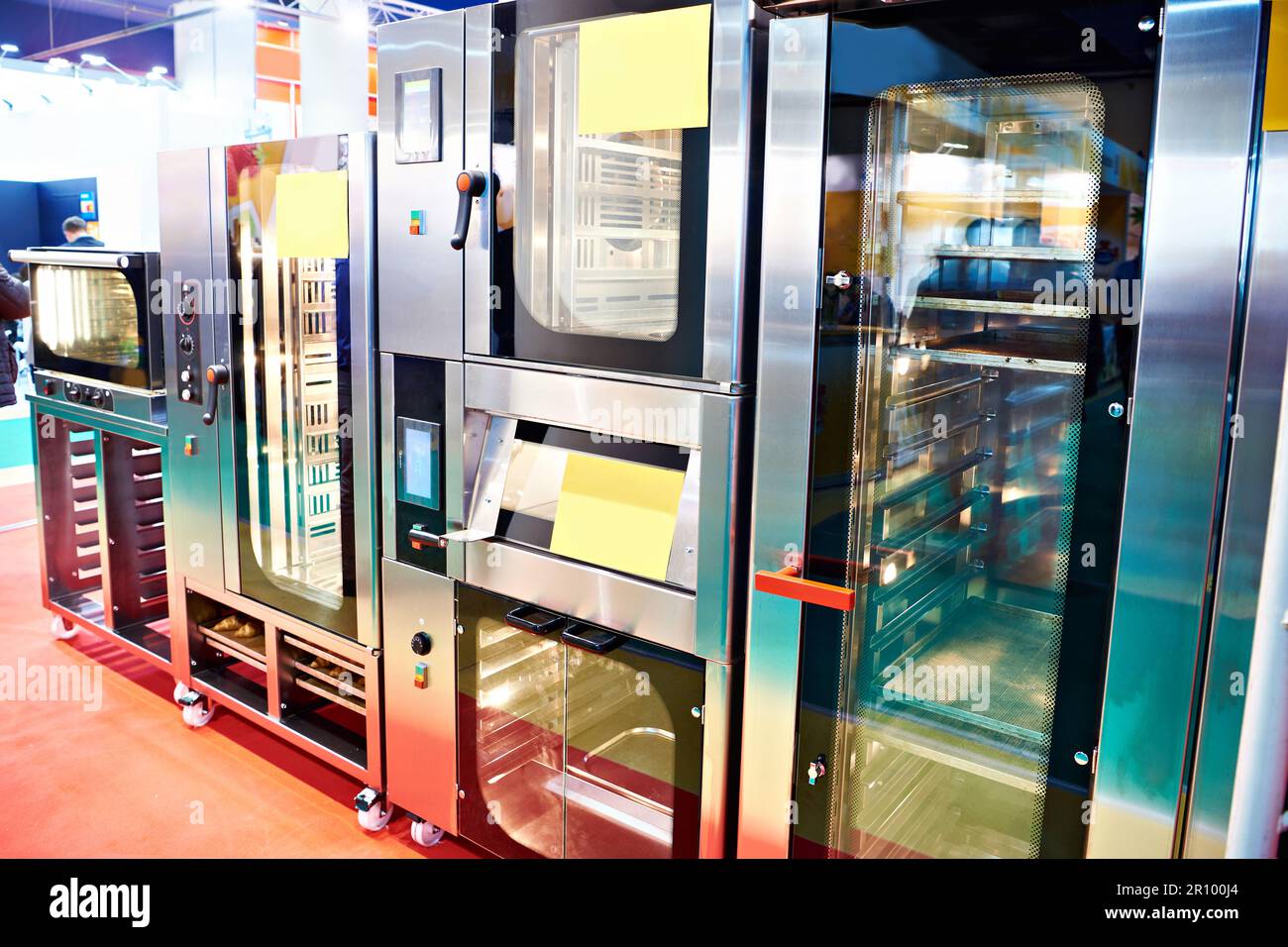 Forni elettrici per panetterie in mostra Foto Stock