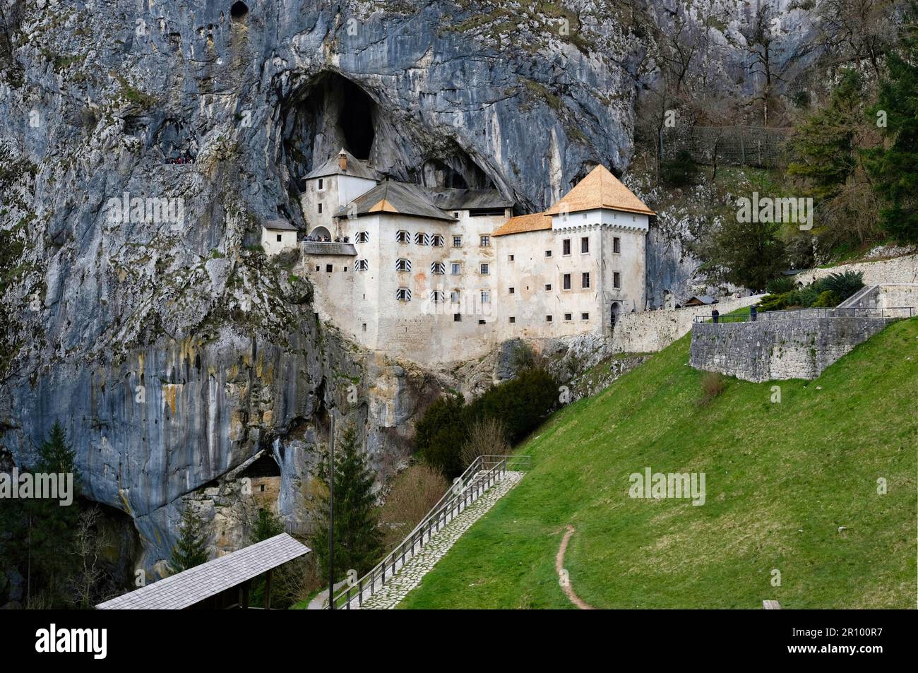 Predjama, Slovenia. Il Predjamski grad o castello Predjama, una fortezza rinascimentale vicino a Postojna nella bocca di una grotta Foto Stock