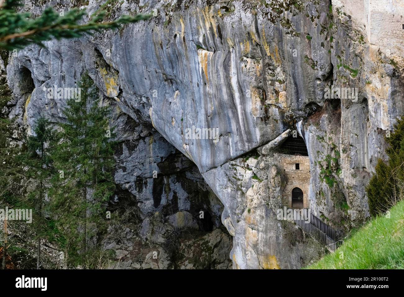 Predjama, Slovenia. Il Predjamski grad o castello Predjama, una fortezza rinascimentale vicino a Postojna nella bocca di una grotta Foto Stock