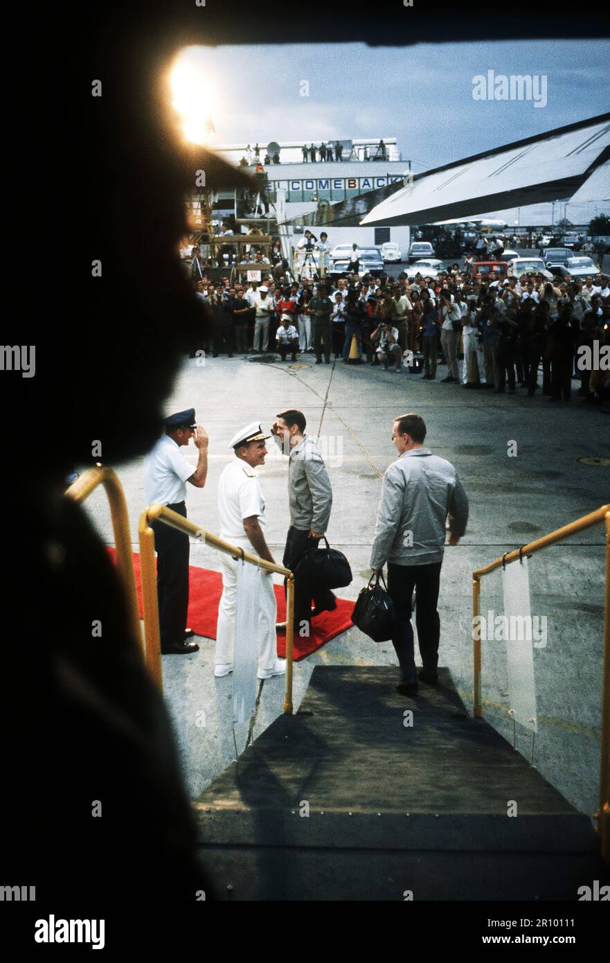 Vista dall'interno del C-141 come due ex prigionieri di guerra sono accolti al loro arrivo, dopo il volo da Hanoi, Vietnam del Nord, da sinistra a destra) LGEN William G. Moore Jr., Comandante xiii Air Force e Admiral Noel Gaylor, Comandante del Comando del Pacifico. Foto Stock