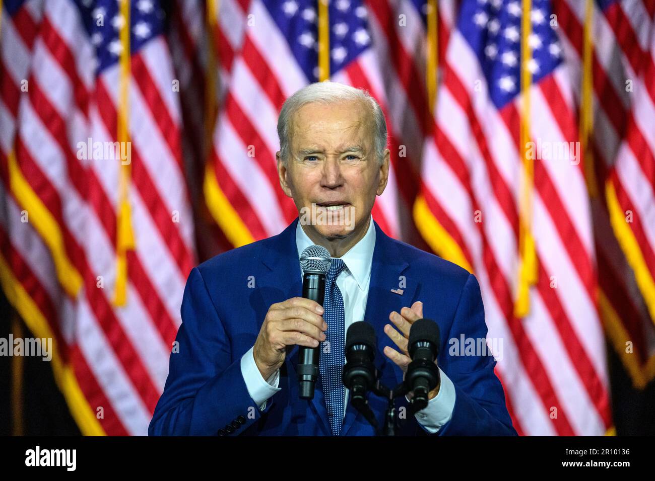 Valhalla, New York, Stati Uniti. 10th maggio, 2023. STATI UNITI Il presidente Joe Biden esprime le sue osservazioni al SUNY Westchester Community College nella periferia di New York. In un discorso intitolato 'investire in America', Biden ha discusso il motivo per cui il Congresso deve evitare il default immediatamente. Credit: Enrique Shore/Alamy Live News Foto Stock