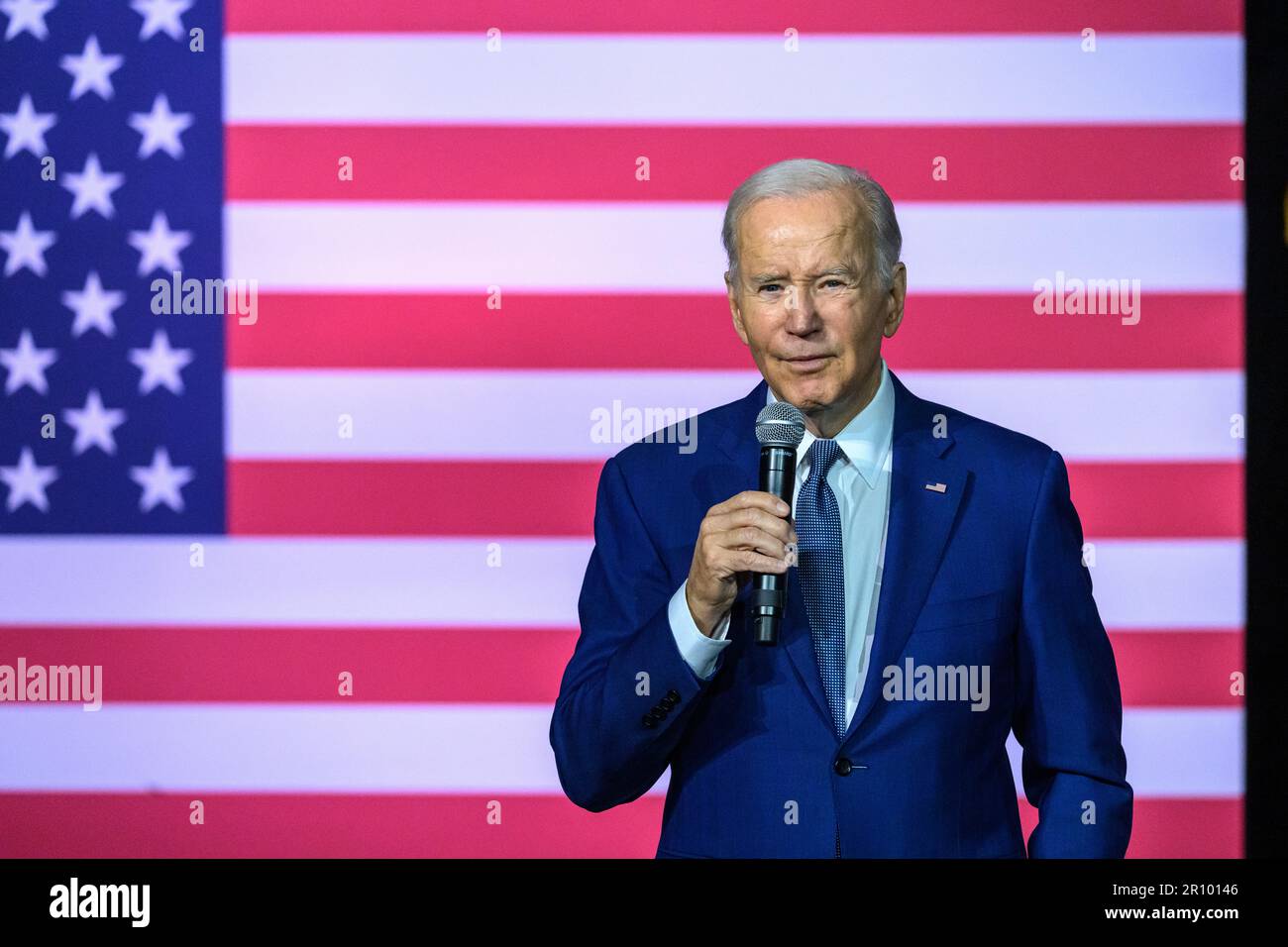 Valhalla, New York, Stati Uniti. 10th maggio, 2023. STATI UNITI Il presidente Joe Biden esprime le sue osservazioni al SUNY Westchester Community College nella periferia di New York. In un discorso intitolato 'investire in America', Biden ha discusso il motivo per cui il Congresso deve evitare il default immediatamente. Credit: Enrique Shore/Alamy Live News Foto Stock