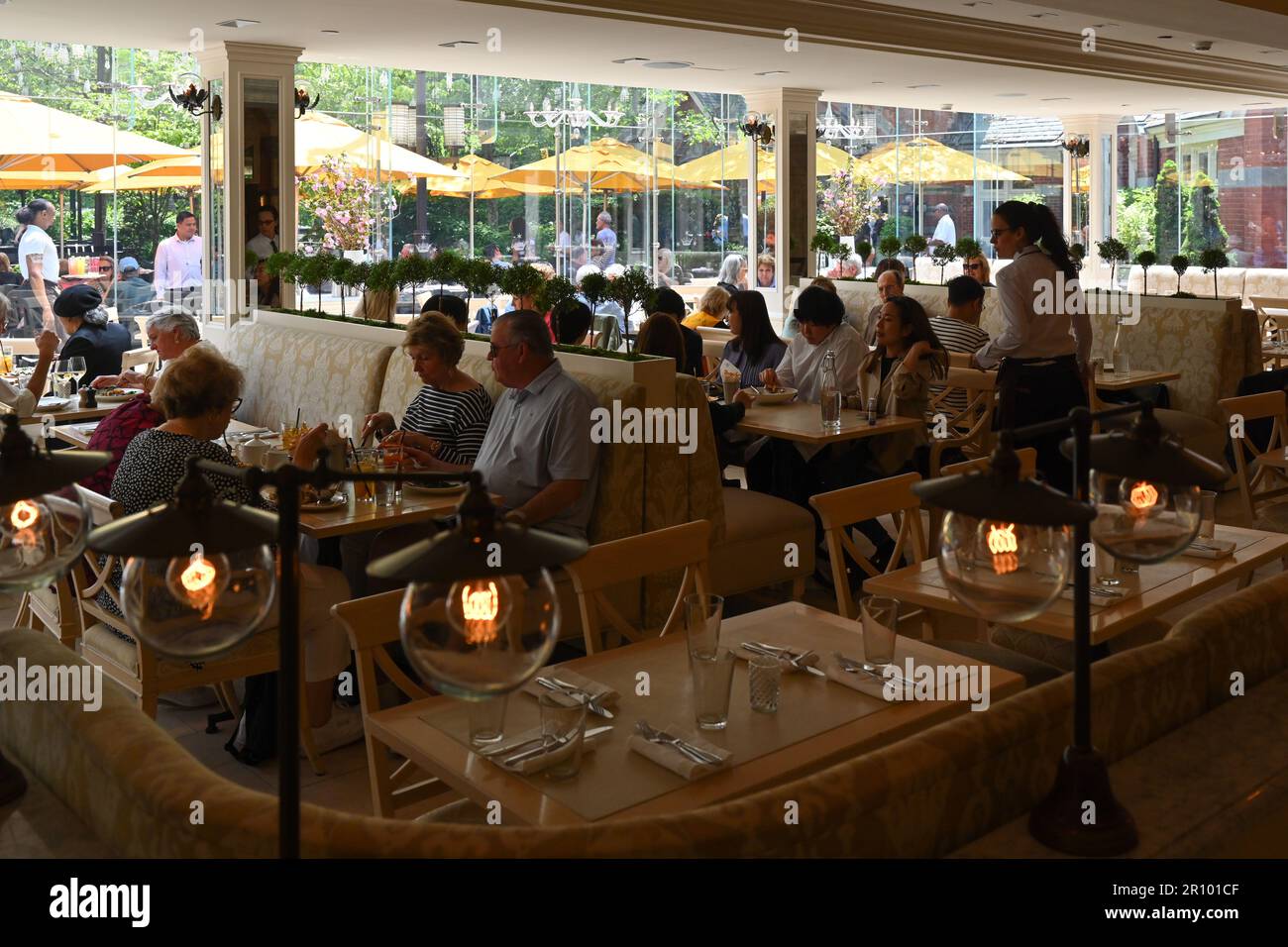 Una vista interna di Tavern on the Green in Central Park il 10 maggio 2023 a New York City. Foto Stock