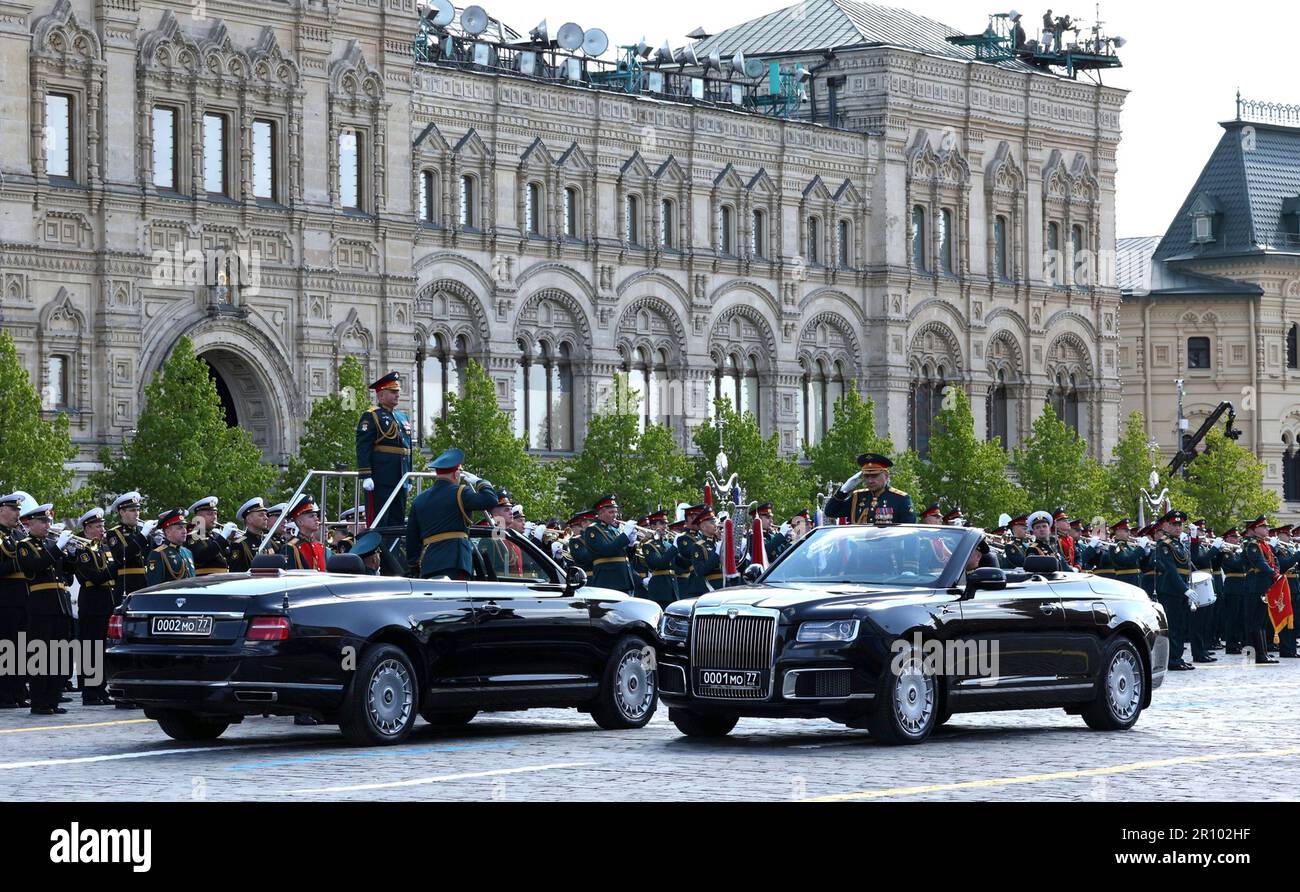 Mosca, Russia. 09th maggio, 2023. Ministro della difesa russo Sergei Shoigu, destra, E le forze di terra russe, il comandante in capo Oleg Salyukov, al centro, salutano mentre passano lo stand di revisione durante la parata militare annuale della Giornata della Vittoria attraverso la Piazza Rossa, segnando il 78th° anniversario della vittoria sulla Germania nazista nella seconda guerra mondiale, il 9 maggio 2023 a Mosca, Russia. Credit: Gavriil Grigorov/Kremlin Pool/Alamy Live News Foto Stock