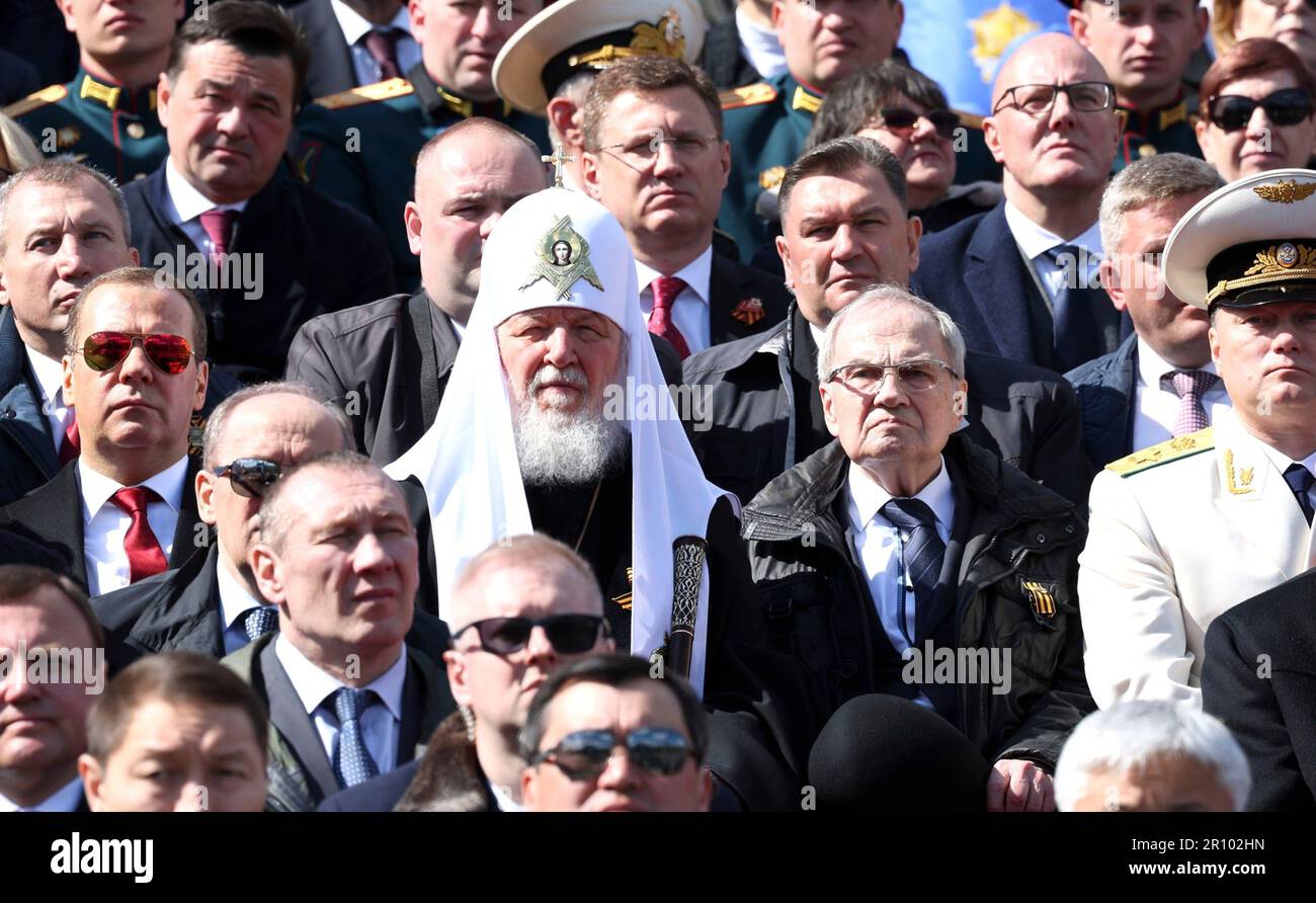 Mosca, Russia. 09th maggio, 2023. Vice capo del Consiglio di sicurezza russo Dmitry Medvedev, a sinistra, il Patriarca Kirill di Mosca e tutta la Russia, al centro, E il presidente della Corte costituzionale russa Valery Zorkin, a destra, siede accanto ai veterani mentre assistono alla parata militare annuale della Giornata della Vittoria attraverso la Piazza Rossa, che segna il 78th° anniversario della vittoria sulla Germania nazista nella seconda guerra mondiale, il 9 maggio 2023 a Mosca, Russia. Credit: Gavriil Grigorov/Kremlin Pool/Alamy Live News Foto Stock