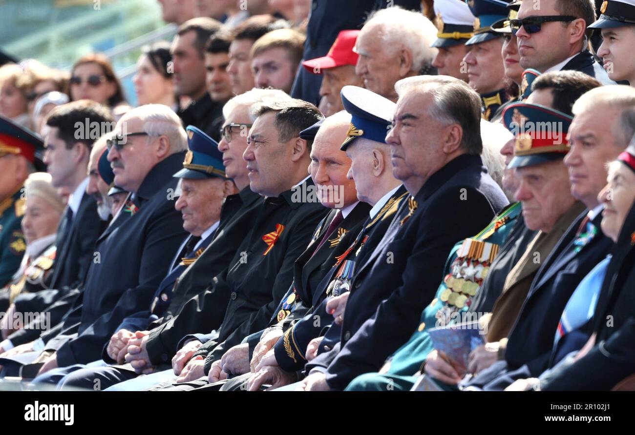 Mosca, Russia. 09th maggio, 2023. Il presidente bielorusso Alexander Lukashenko, il presidente kazako Kassym-Jomart Tokayev, il presidente kirghiso Sadyr Japarov, il presidente russo Vladimir Putin, il presidente tagiko Emomali Rahmon e il presidente uzbeko Shavkat Mirziyoyev assistono alla parata militare annuale della Giornata della vittoria nella Piazza Rossa, in occasione del 78th° anniversario della vittoria contro la Germania nazista nella seconda guerra mondiale 9 maggio 2023 a Mosca, Russia. Credit: Gavriil Grigorov/Kremlin Pool/Alamy Live News Foto Stock