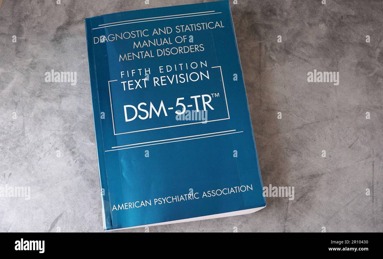Una copia del DSM-5-TR, il Manuale diagnostico e statistico dei disturbi mentali dell'American Psychiatric Association. Foto Stock