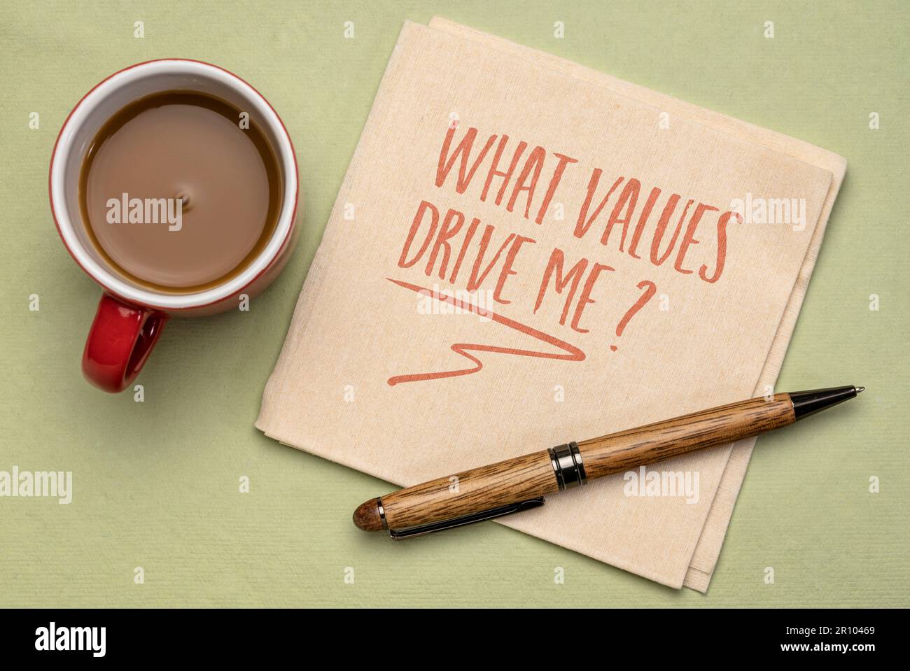 Quali valori mi guidano? Nota su un tovagliolo con caffè. Etica, motivazione e concetto di sviluppo personale. Foto Stock