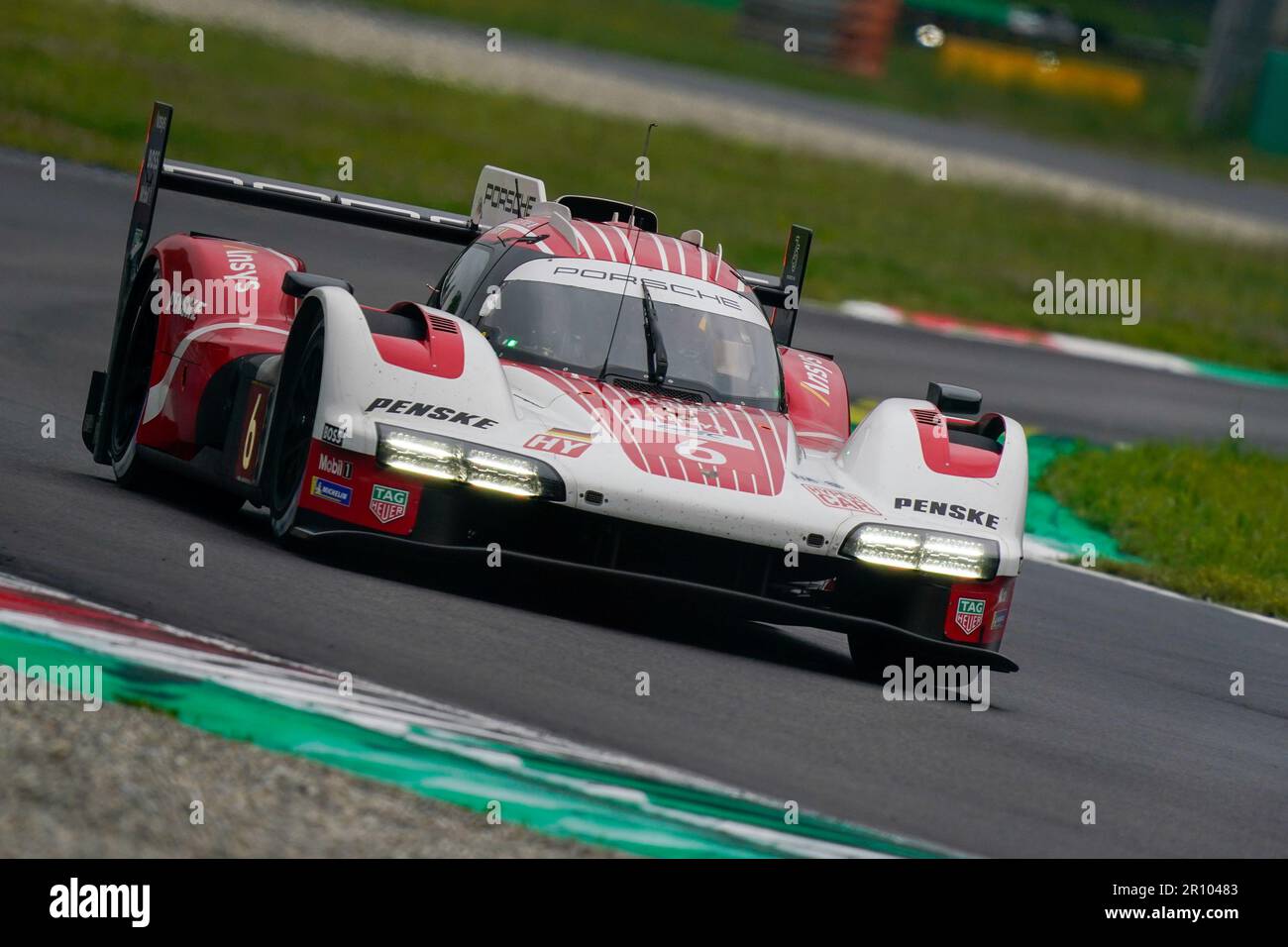 Monza, Italia. 10th maggio, 2023. Porsche 963 LMDh durante la giornata di test del Campionato del mondo Endurance il 10th maggio 2023 a Autodromo Nazionale Monza, Italia Foto Alessio Morgese / e-Mage Credit: Alessio Morgese/Alamy Live News Foto Stock