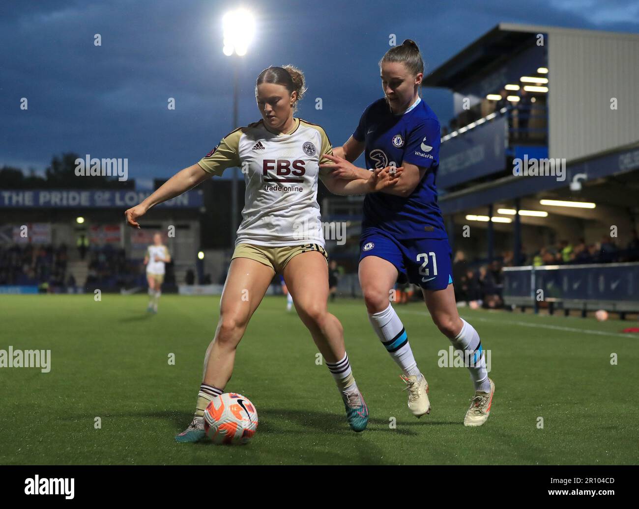 Il Ruby Mace di Leicester City (a sinistra) e il Niamh Charles di Chelsea combattono per la palla durante la partita della Super League femminile di Barclays a Kingsmeadow, Kingston upon Thames. Data immagine: Mercoledì 10 maggio 2023. Foto Stock