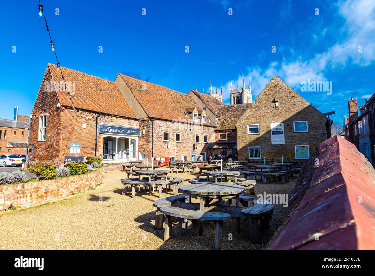 Esterno della Hanse House, l'unico edificio anseatico sopravvissuto in Inghilterra e il ristorante Rathskeller, King's Lynn, Norfolk, Regno Unito Foto Stock