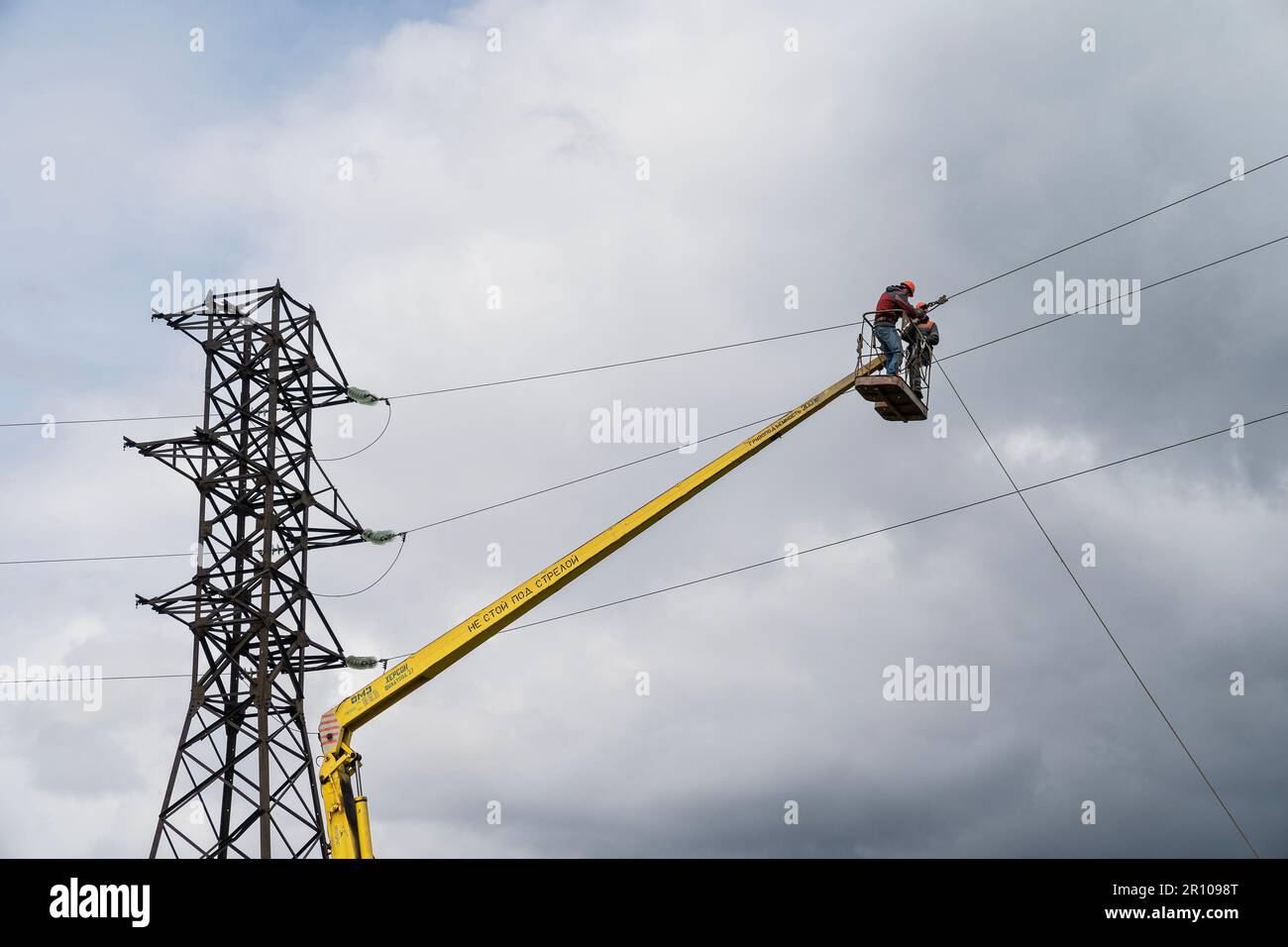 STATI UNITI. 10th maggio, 2023. Lavoratori che riparano la linea di trasmissione di energia elettrica distrutta durante l'invasione russa vicino al villaggio di Kamyanka della regione di Kharkiv in Ucraina il 10 maggio 2023. (Foto di Lev Radin/Sipa USA) Credit: Sipa USA/Alamy Live News Foto Stock