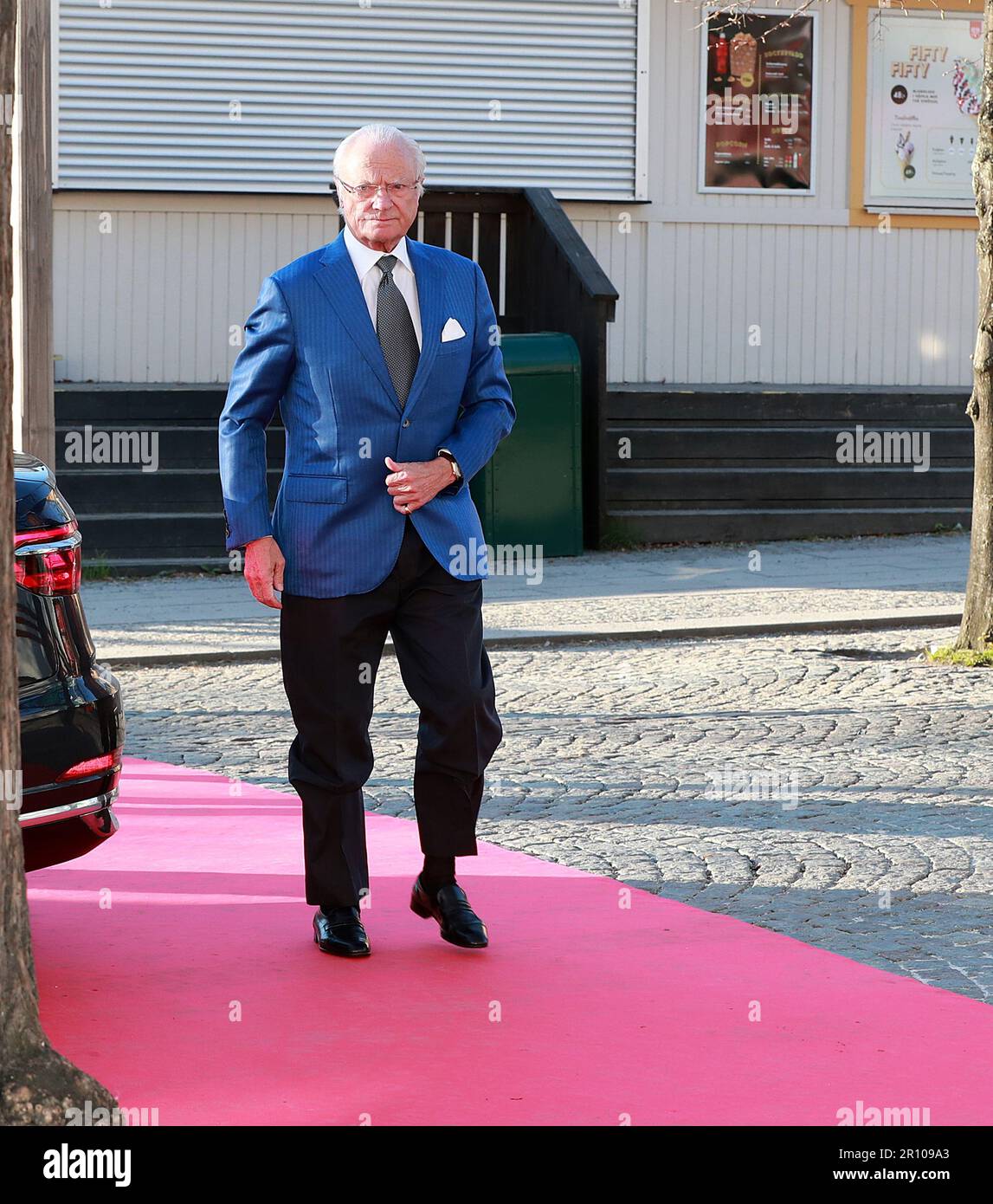 Re Carl Gustaf arriva per una serata speciale a favore della Fondazione Mondiale per l'Infanzia a Gröna Lund, Stoccolma, 10 maggio 2023. Foto: Lars Foto Stock