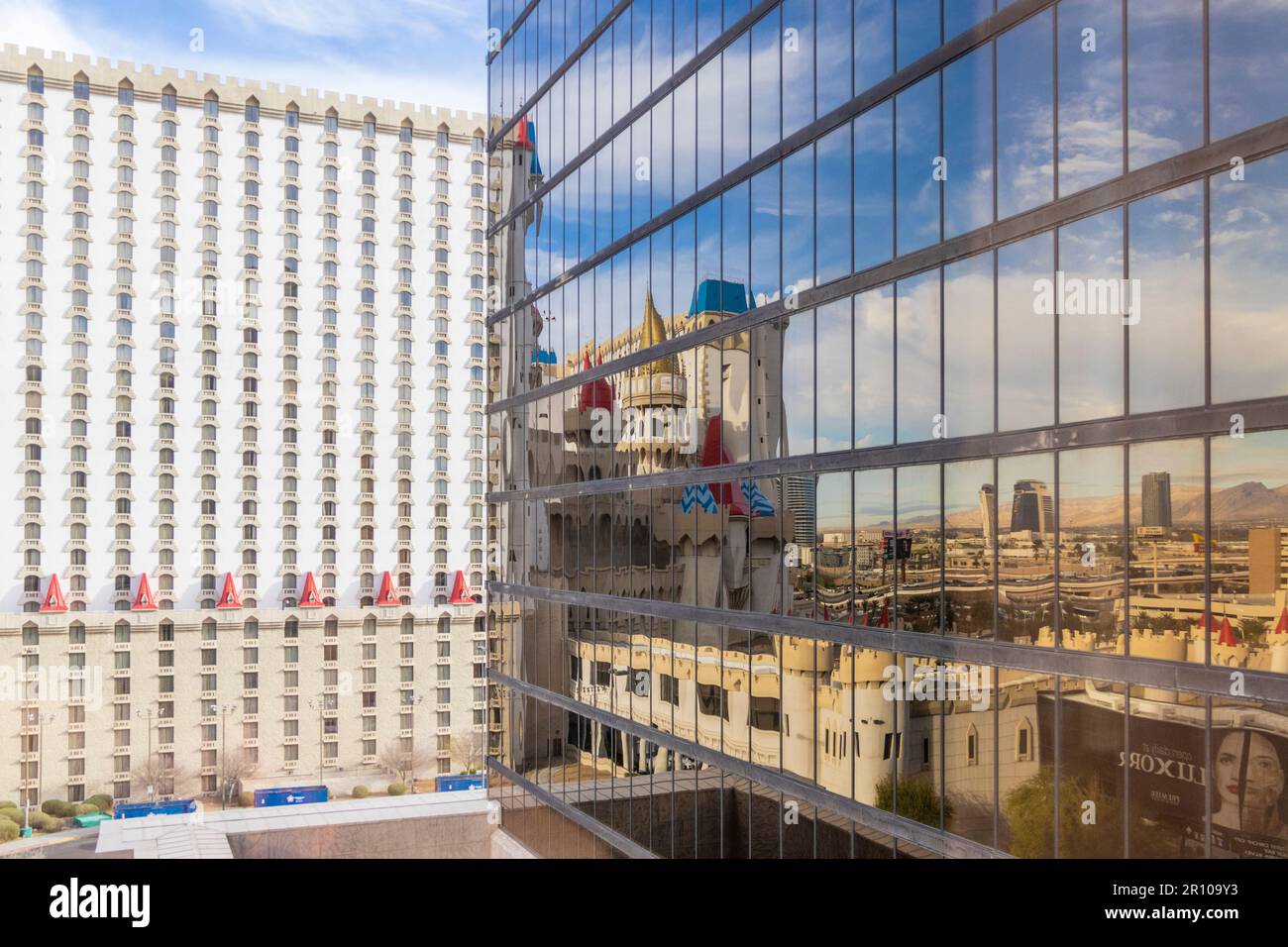 Il Excalibur hotel, resort e casinò di Las Vegas, Nevada. Effetto specchio in Windows dell'hotel Luxor. Foto Stock