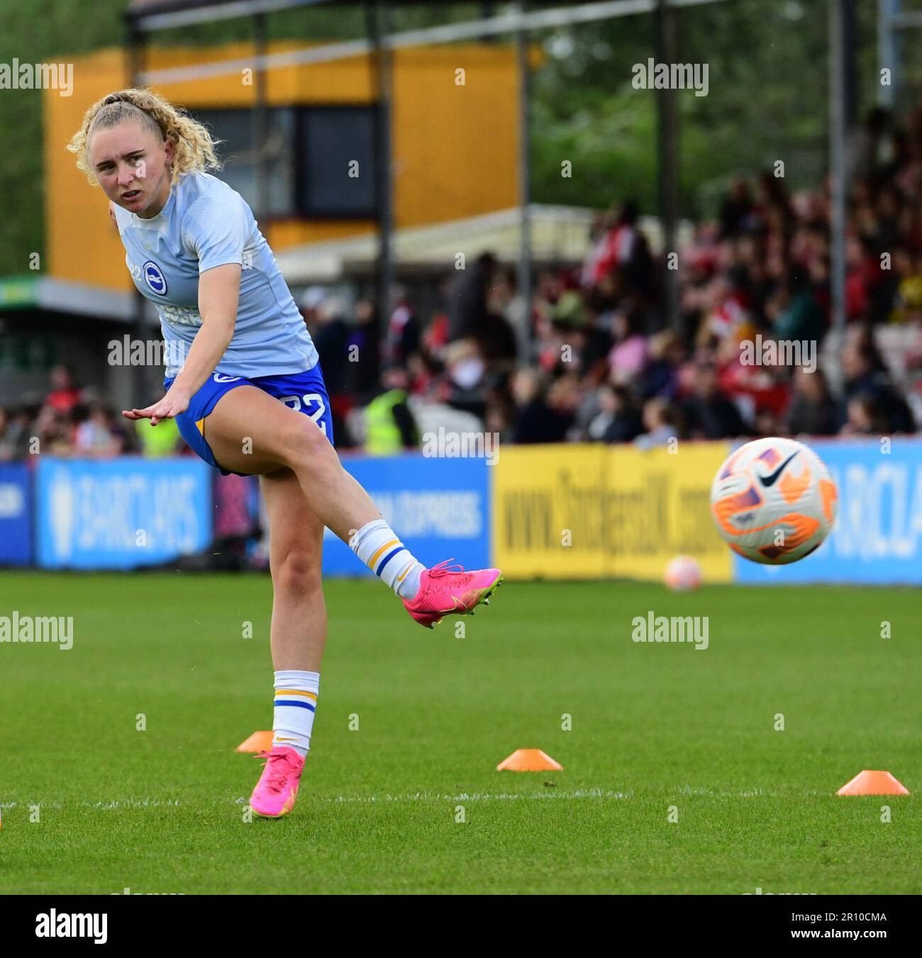 Crawley, Regno Unito. 10th maggio, 2023. Katie Robinson di Brighton e Hove Albion si scalda prima della partita della fa Women's Super League tra le donne di Brighton e Hove Albion e l'Arsenal LFC al People's Pension Stadium il 10th 2023 maggio a Crawley, Regno Unito. (Foto di Jeff Mood/phcimages.com) Credit: PHC Images/Alamy Live News Foto Stock