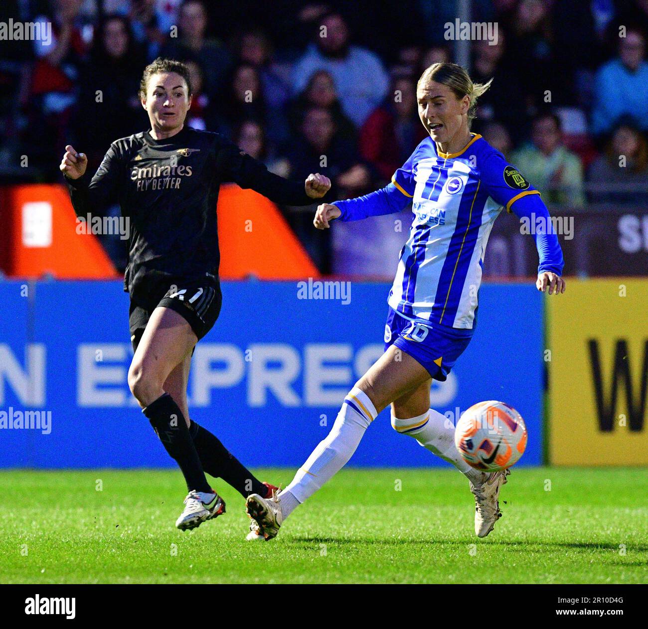 Crawley, Regno Unito. 10th maggio, 2023. Jodie Taylor di Arsenal e Emma Kullberg di Brighton e Hove Albion durante la partita della fa Women's Super League tra le donne Brighton & Hove Albion e l'Arsenal LFC al People's Pension Stadium il 10th 2023 maggio a Crawley, Regno Unito. (Foto di Jeff Mood/phcimages.com) Credit: PHC Images/Alamy Live News Foto Stock