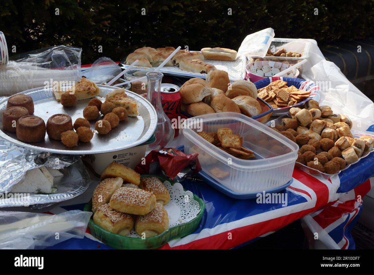 Finger Food al Street Party che celebra il re Charles III Coronation Surrey Inghilterra Foto Stock
