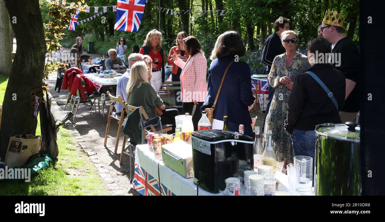 Persone socializzare a Street Party celebrare re Carlo III incoronazione Surrey Inghilterra Foto Stock