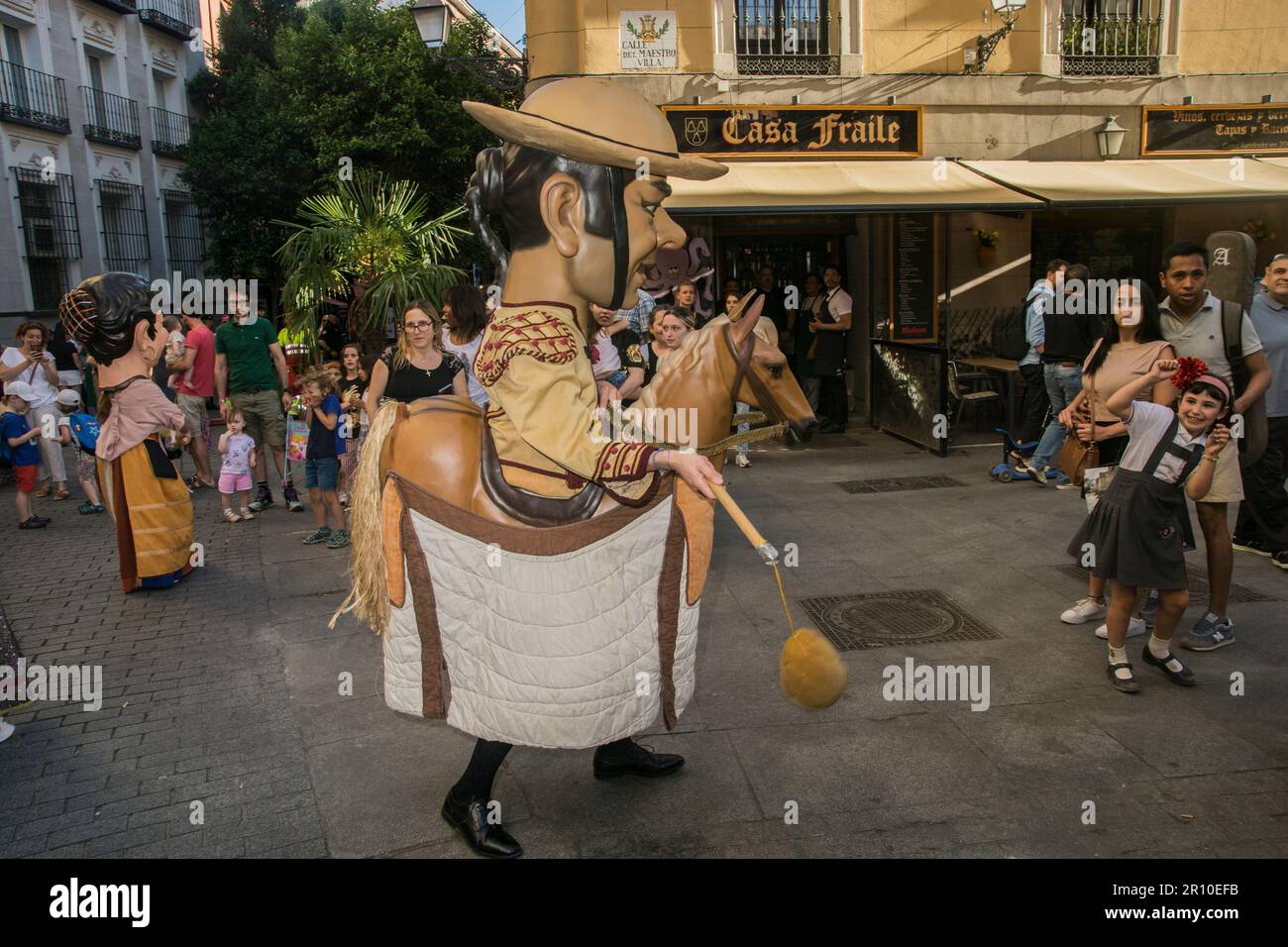 Una parata per il piacere dei giovani e degli anziani, composta da giganti e bigheads che hanno ballato al suono della dulzaina e del tamboril. I personaggi più grandi e emblematici di Madrid hanno illuminato le feste di San Isidro: I chulapos Julián e Maripepa, Alfonso VI, la Latina, il sindaco di Móstoles, Manolita Malasaña, Muhammad i e la Arganzuela. Il tour è stato nelle strade centrali di Madrid dal Museo delle arti e delle tradizioni di Madrid, Calle Carlos Arniches, Plaza del General, Vara de Rey, Calle de las Amazonas, Plaza del Cascorro, Calle de los Estudios, Calle Tol Foto Stock