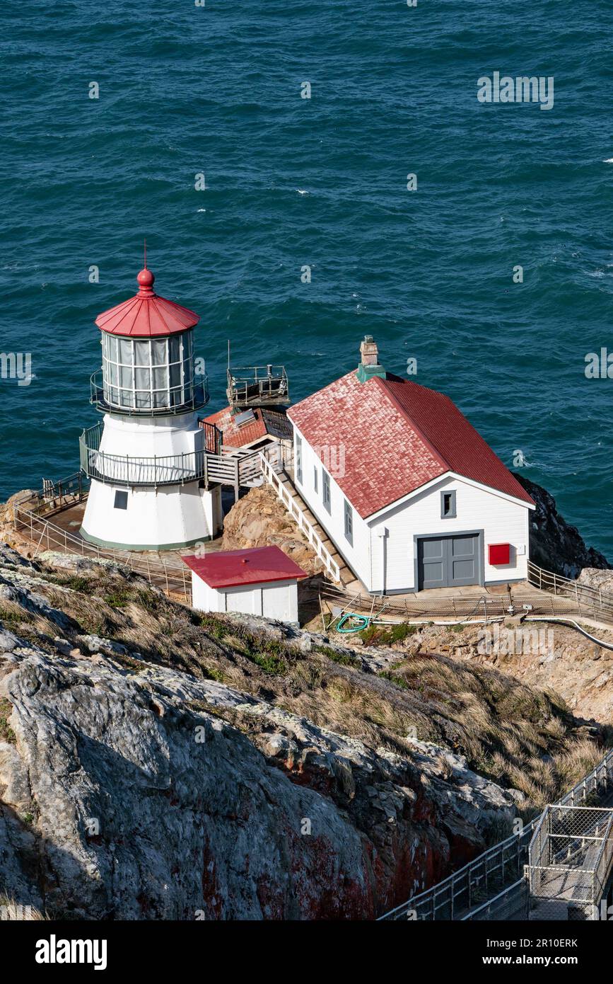 Vista del faro di Point Reyes lungo la Point Reyes National Shore, California, in una giornata di sole Foto Stock