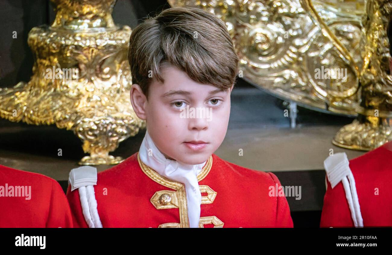 Principe Giorgio, 6 maggio 2023 Incoronazione, un ragazzo di pagina in servizio al nonno re Carlo III Incoronazione servizio Westminster Abbey Westminster Londra Regno Unito 6 maggio 2023 è il figlio maggiore di Guglielmo, Principe di Galles, e Caterina, Principessa di Galles. Giorgio è il nipote maggiore di re Carlo III e secondo nella linea di successione al trono britannico dietro suo padre, rendendolo molto probabile il prossimo erede apparente Foto Stock