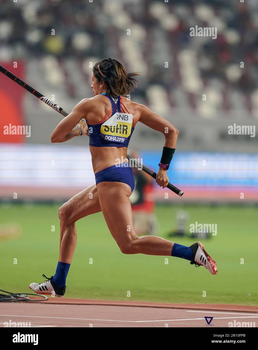 Jennifer SUHR partecipa alla pole vault ai campionati mondiali di atletica di Doha 2019. Foto Stock