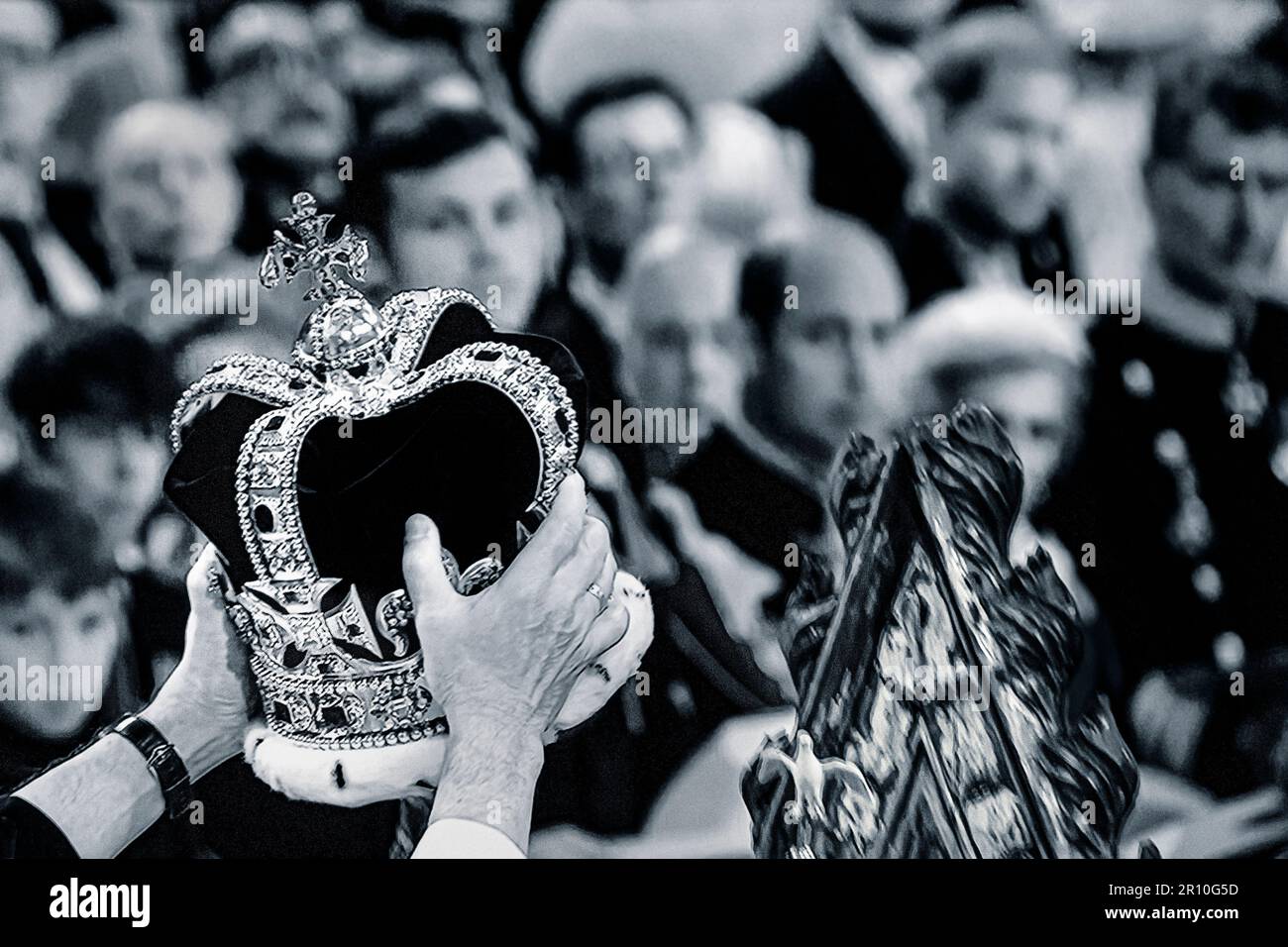 Re Carlo III incoronazione momento coronante, con la Corona di San Edward tenuto alto dall'arcivescovo Justin Welby nell'abbazia di Westminster con il re Charles seduto nella sedia di incoronazione Westminster Londra Regno Unito la corona di St Edward è il pezzo centrale dei gioielli della corona del Regno Unito. Chiamato dopo San Edoardo il Confessore, le versioni di esso sono state tradizionalmente utilizzate per incoronare i monarchi inglesi e britannici alle loro incoronazioni dal 13th ° secolo. Foto Stock