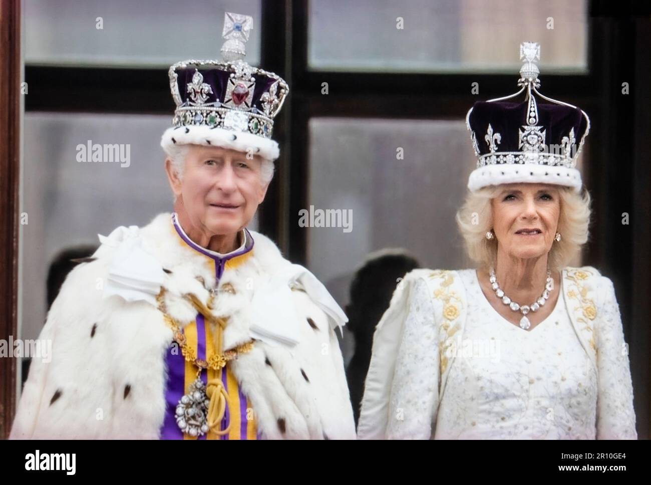 Re Carlo III e la regina Camilla indossando le loro corone e gli abiti cerimoniali, sul balcone del Palazzo di Buckinham guardare il flypast in onore della loro incoronazione presso Westminster Abbey Westminster Londra maggio 6th 2023 Foto Stock